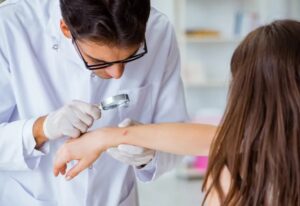 Dr. analisando mancha na pele no possível diagnóstico de câncer